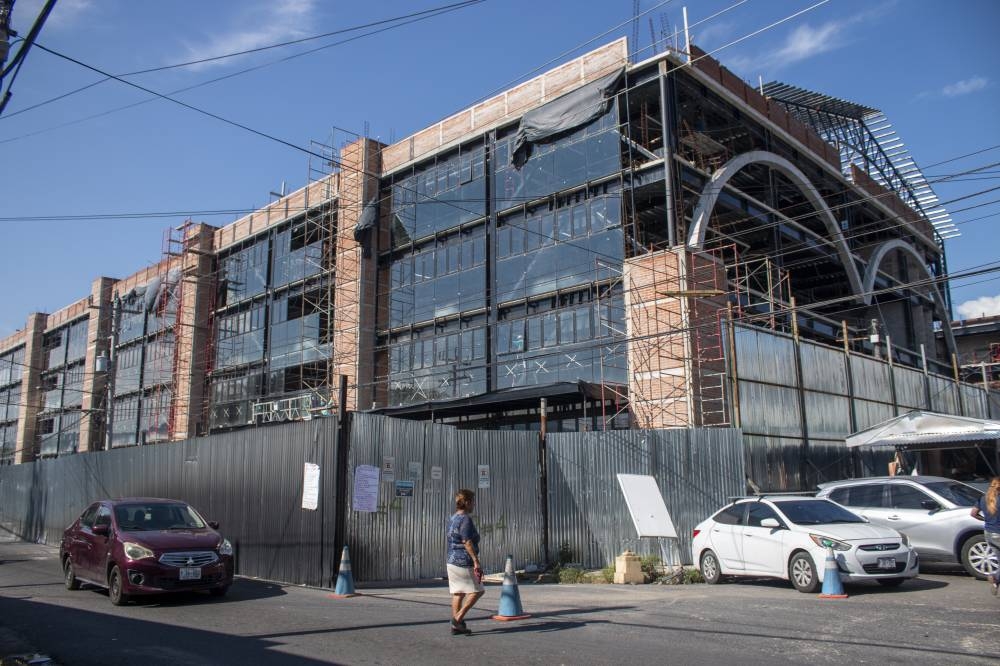 Una vista del nuevo Mercado San Miguelito desde la avenida Monseñor Romero. / Lisbeth Ayala.,image_description: