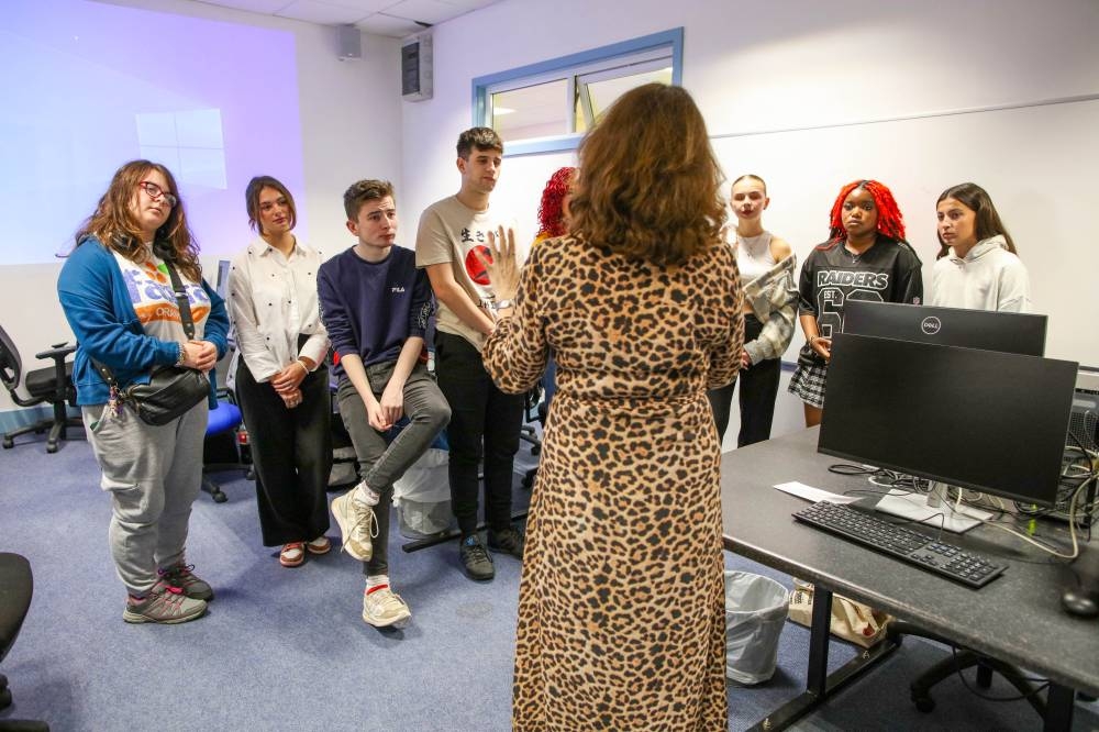 Irene McCormick, directora del nuevo curso de Creación de contenido y redes sociales, interactúa con sus estudiantes en la Universidad Tecnológica del Sureste SETU en Carlow, este de Irlanda, el 24 de septiembre de 2024. PAUL FAITH / AFP,image_description: