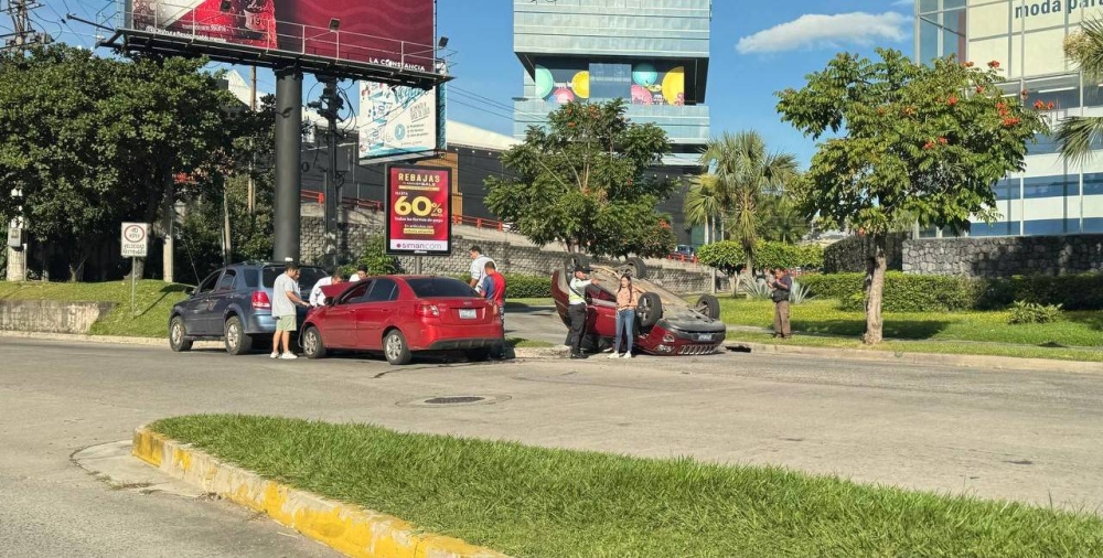 Uno de los dos vehículos involucrados terminó volcado/ Foto cortesía.,image_description: