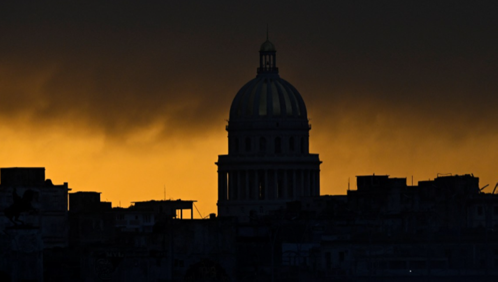 Vista de la ciudad al amanecer durante el cuarto día de un apagón masivo en La Habana el 21 de octubre de 2024/Yamil Lage AFP.,image_description: