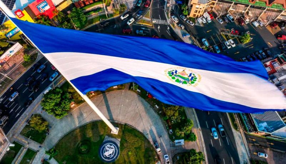 Una fotografía de la bandera del redondel Masferrer. /Cortesía Prensa San Salvador Centro,image_description: