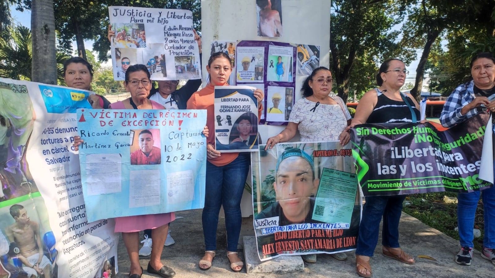 Miembros de MOVIR se reunieron para denunciar violaciones a los derechos humanos en las cárceles bajo el régimen de excepción.  Margarita Aguilar.,image_description: