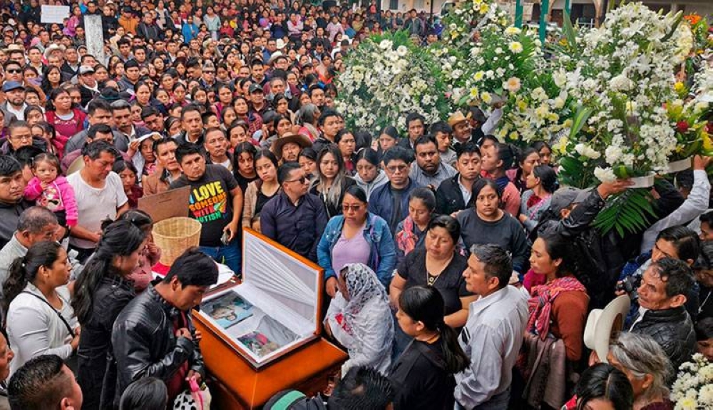 Una multitud de personas despidieron al sacerdote en San Andres Larrainzar, Chiapas. / AFP,image_description: