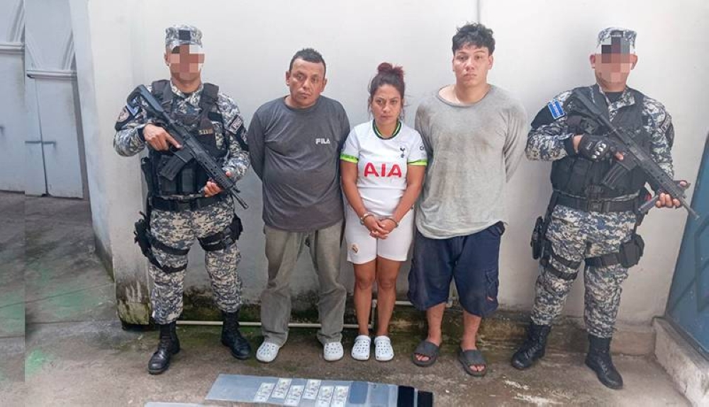 Los sujetos detenidos son acusados de conformar una banda que se dedicaba a hurta en Ilobasco. / Gustavo Villatoro.,image_description: