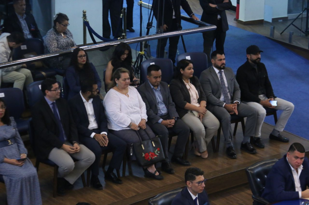 El director ejecutivo de la OPAMSS, Luis Rodríguez, y su equipo técnico en la sesión plenaria 25 de la Asamblea Legislativa. / Lisbeth Ayala.,image_description: