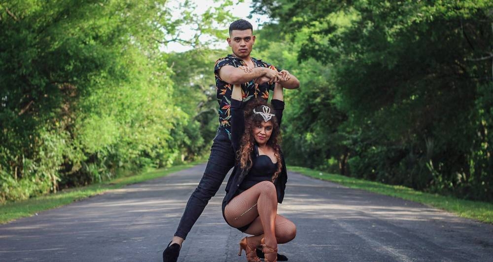 Xiomara, recordada por el grupo Las Happy Dancers, sigue activa en el baile, ahora junto a su hijo Jordan.,image_description: