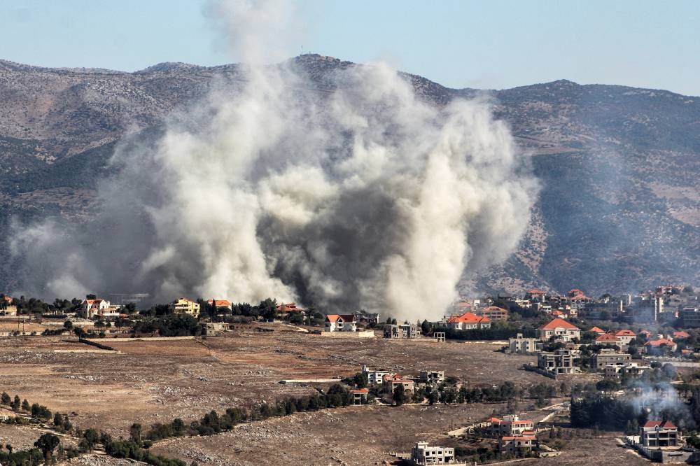 El humo se eleva tras un ataque aéreo israelí en la aldea de Khiam, en el sur del Líbano, cerca de la frontera con Israel, el 23 de octubre de 2024. /AFP,image_description: