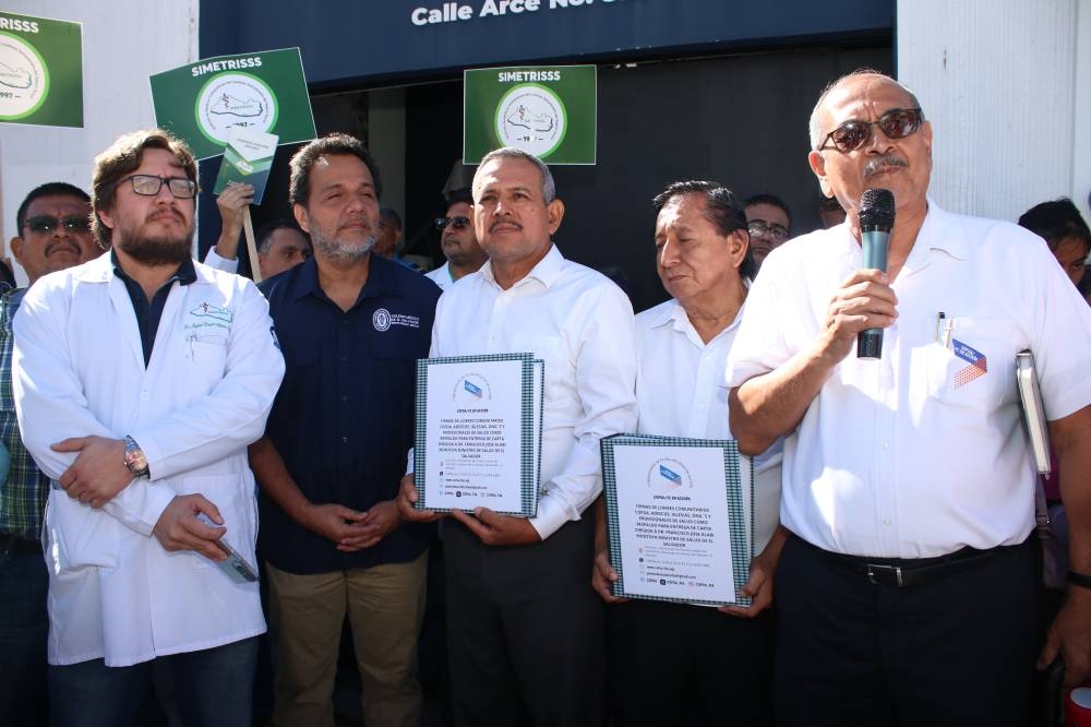 El secretario general de Simetrisss, Rafael Aguirre, y el vicepresidente del Colegio Médico, Carlos Ramos Hinds, junto a líderes de Cofoa. /Lisbeth Ayala. 