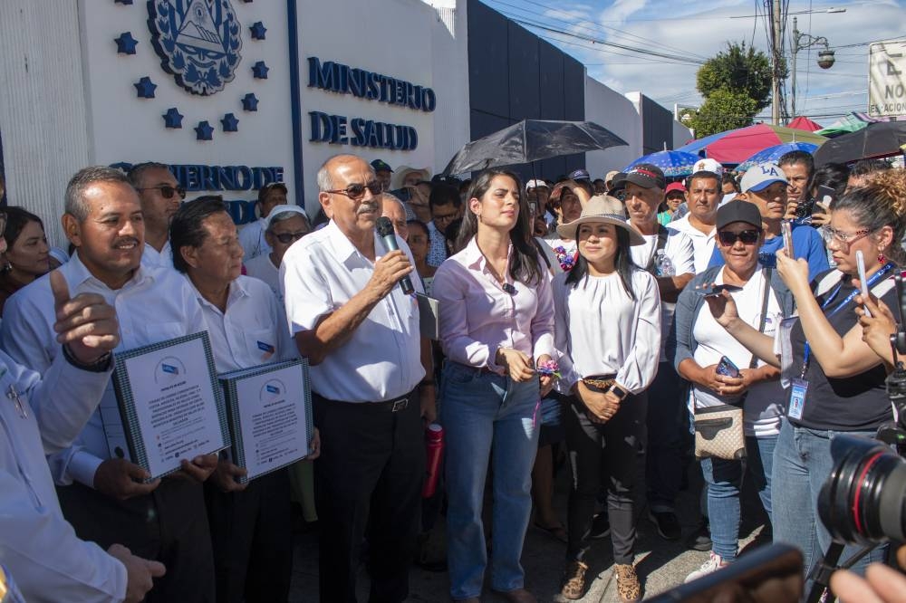 Integrantes de COFOA, SIMETRISSS y Colegio Medico llegaron a las instalaciones de Ministerio de Salud para entregar carta al ministro Francisco Alabi. /Lisbeth Ayala. ,image_description: