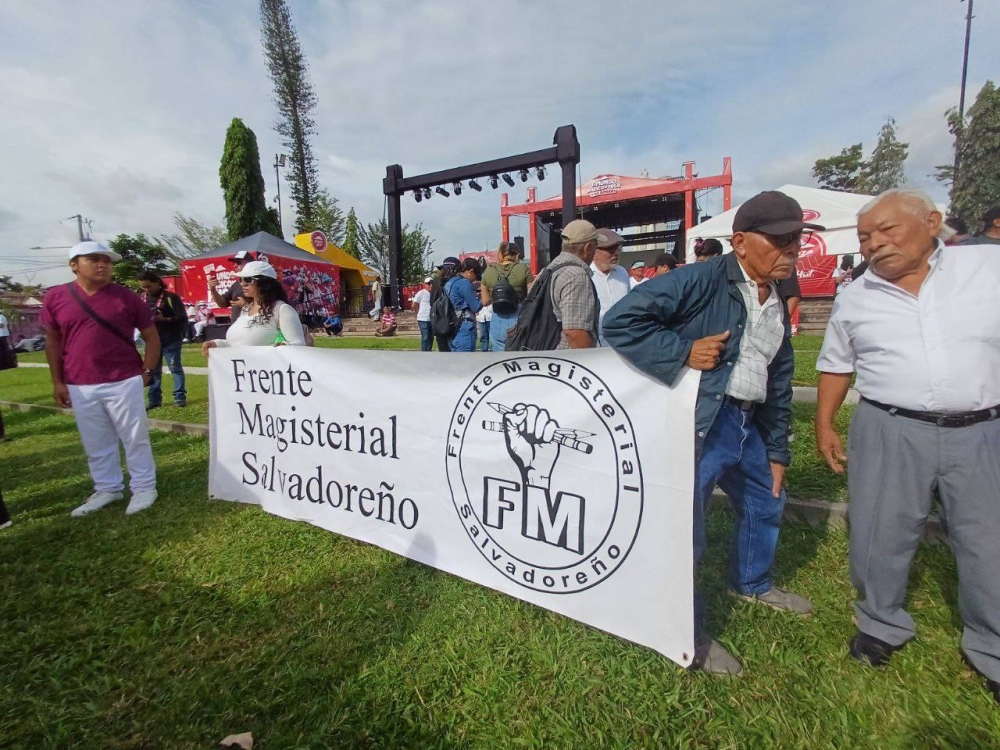 Los maestros del Frente Magisterial Salvadoreño participaron en la marcha el sábado 19 de octubre. / Francisco Valle. ,image_description: