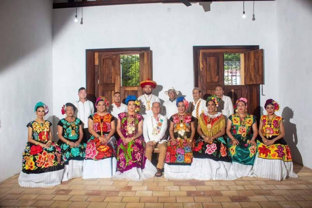 Un grupo de muxes se prepara para la tradicional celebración de las velas intrépidas. Foto: Sentido Istmeño.,image_description: