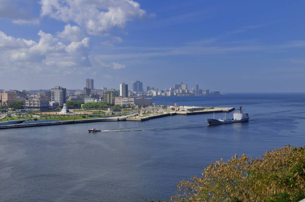 En la sentencia original de 2022, de un tribunal federal de Florida, la jueza Beth Bloom declaró culpables a las cuatro compañías de cruceros de practicar turismo prohibido. / Imagen Ilustrativa de la Habana, Cuba. ,image_description: