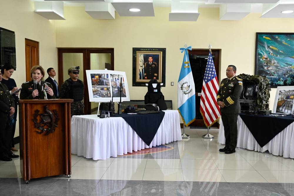 Estados Unidos donó el miércoles 12.8 millones en equipos de protección personal y repuestos para aeronaves y otros vehículos al ejército guatemalteco durante una visita de la jefa del Comando Sur, general Laura Richardson. /AFP,image_description: