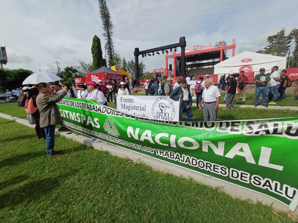 Momentos previos a la manifestación del sábado 19 de octubre, empleados de Salud exigieron el cumplimiento de la Ley del Escalafón. / Fotografía: Francisco Valle.,image_description: