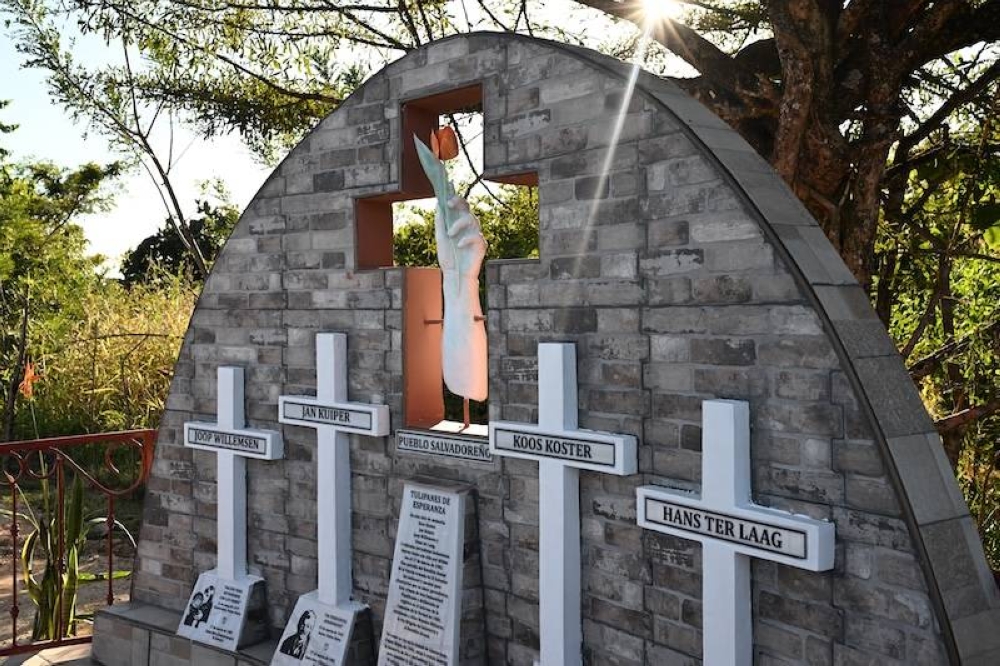 EL monumento conmemorativo a los cuatro periodistas holandeses asesinados por el ejército salvadoreño en Chalatenango./AFP ,image_description: