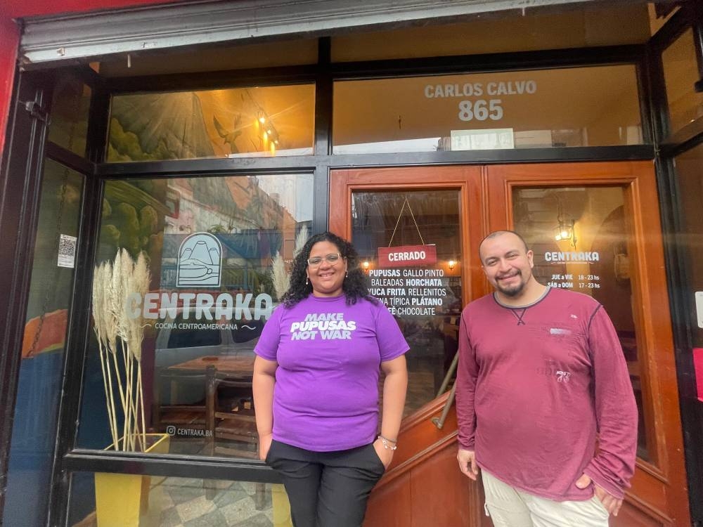 Andrea Montano y Audiel Ávalos en la puerta de Centraka, en Buenos Aires. ,image_description: