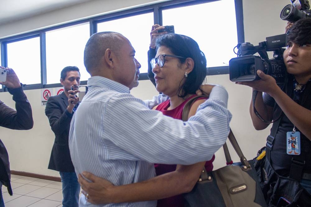 El exministro de Justicia y Seguridad, Mauricio Ramírez, junto a su esposa después del fallo donde fue condenado a tres años excarcelables. / Lisbeth Ayala,image_description: