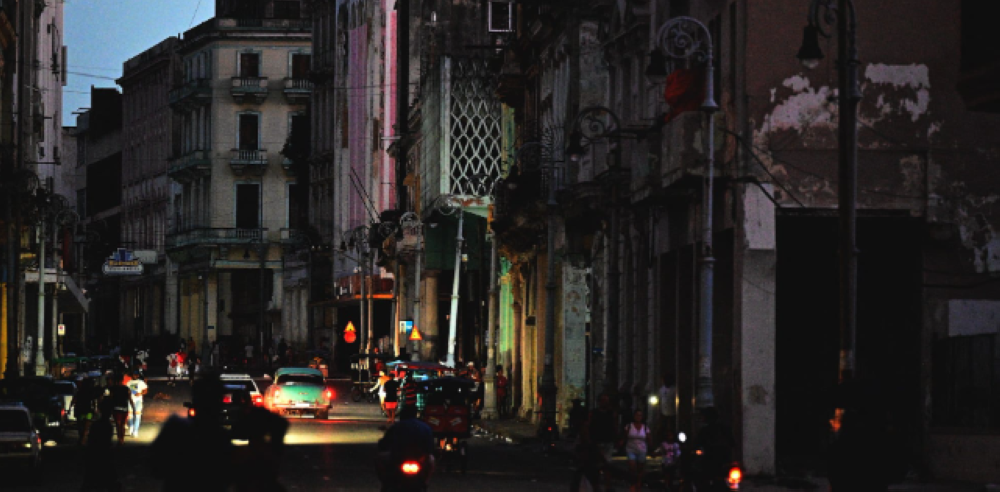 La capital cubana se sumergió esta semana en largos apagones, aunque en algunas zonas volvió la electricidad/ Foto Adalberto Roque AFP.,image_description: