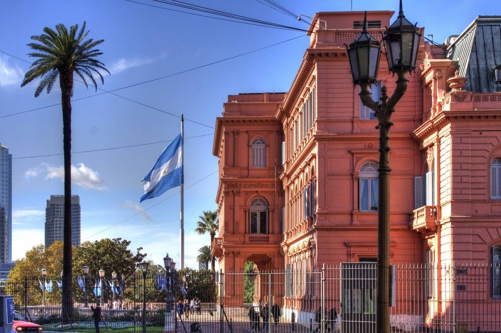 La Casa Rosada en Buenos Aires, la sede de la presidencia en Argentina.,image_description: