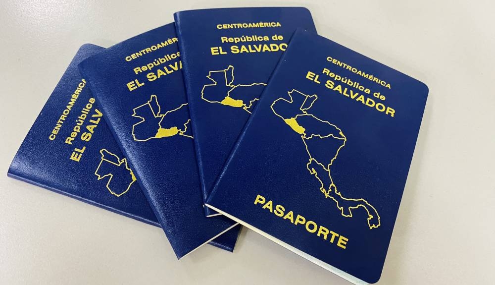 Los pasaportes son otorgados luego de una donación de 1 millón en bitcoin. /Adopting Bitcoin,image_description: