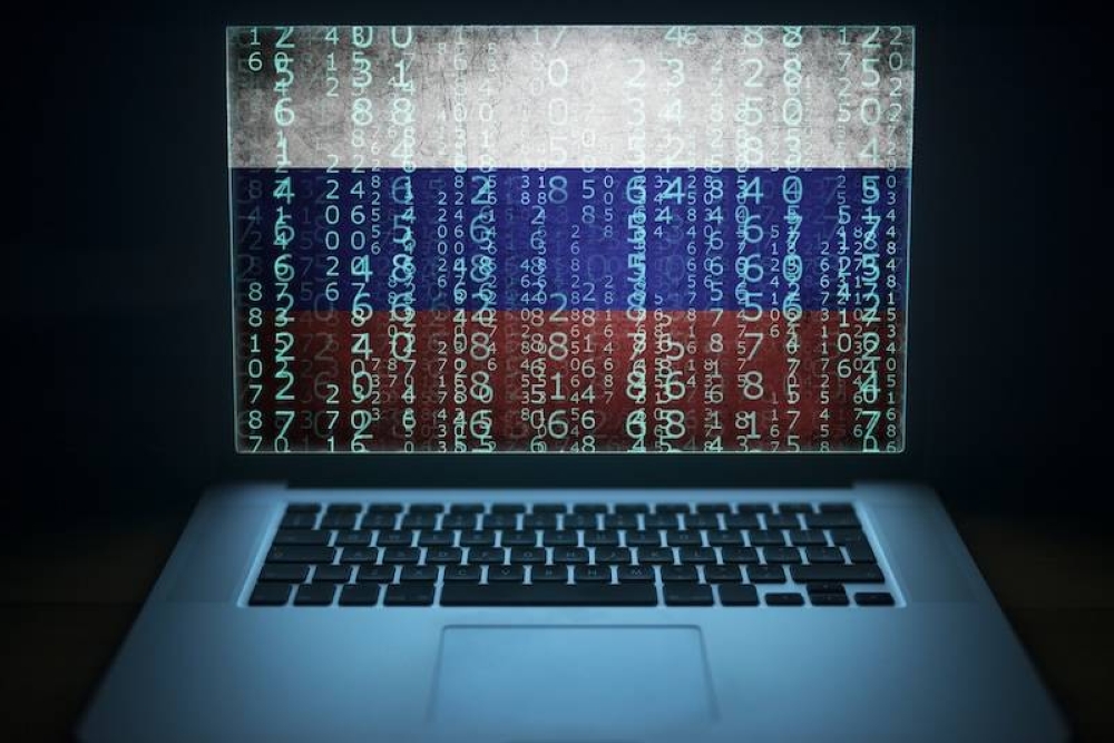 EEUU acusa a Rusia de publicar contenido mediático adicional que busque socavar la confianza en la integridad de las elecciones.,image_description:Internet and network security. Computer with binary computer code and Russian flag on the screen. Russia hacker.