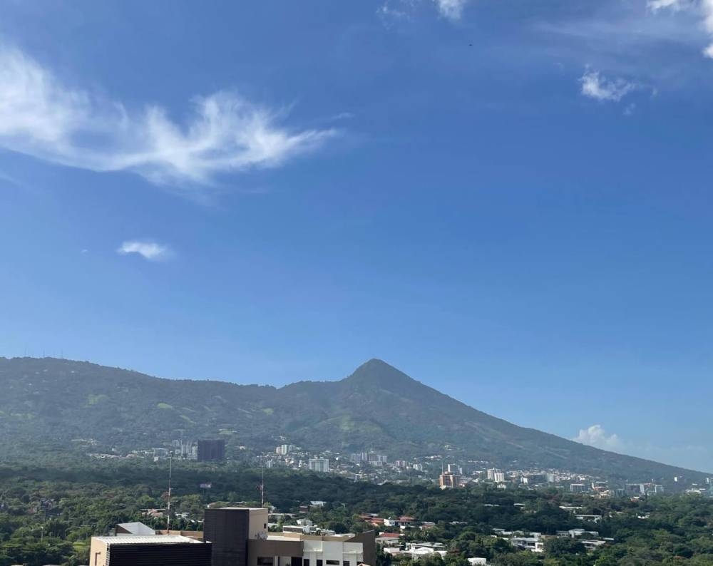 El ambiente se mantendrá cálido este sábado, pero hay probabilidades de lluvia en la tarde. /DEM,image_description: