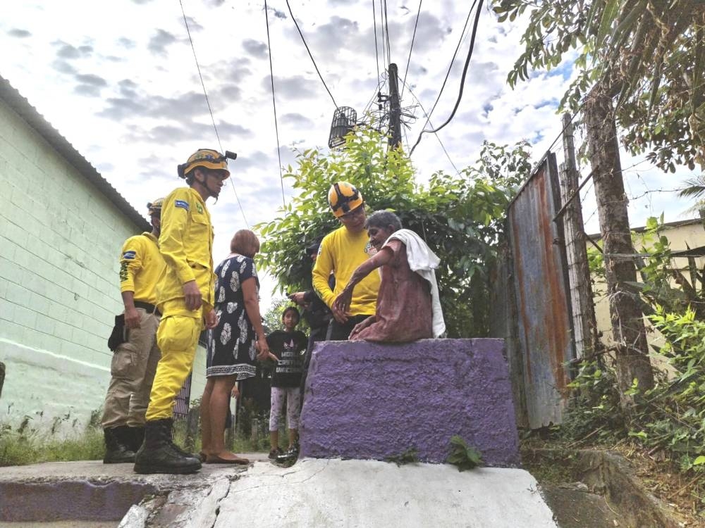 Una adulta mayor resultó con quemaduras en un incendio en la colonia Popotlán de Apopa. Cortesía de Comandos. ,image_description: