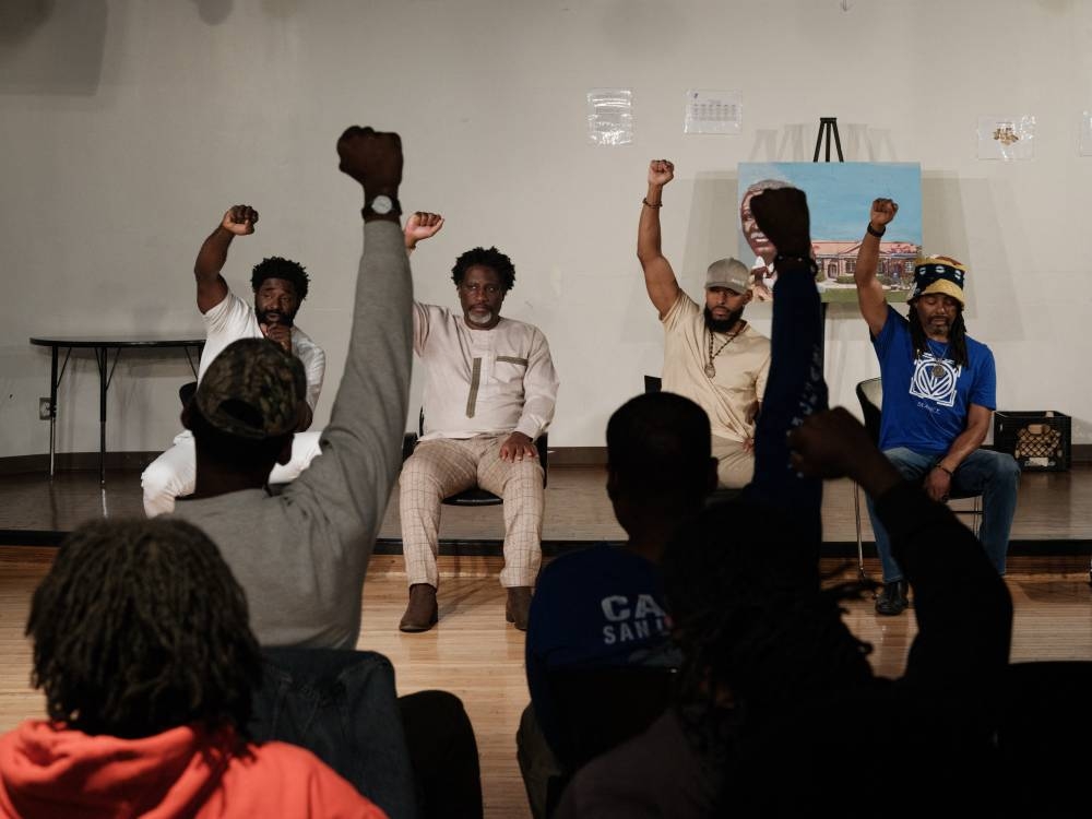 Los participantes asisten a la reunión semanal del Black Male Lab en Atlanta, Georgia, el 21 de octubre de 2024. Foto por Yasuyoshi CHIBA / AFP.,image_description: