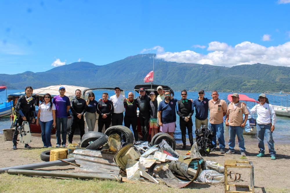 Una tonelada de basura fue recogida este viernes en una jornada de limpieza en el lago de Coatepeque. / Cortesía. ,image_description: