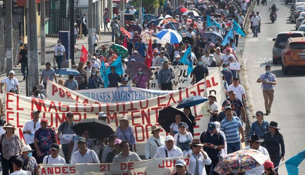 Maestros  salvadoreños afirman que si el gobierno incumple con la entrega del escalafón el próximo año los verán en las calles. / Archivo. ,image_description: