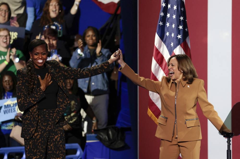 La vicepresidenta estadounidense y candidata presidencial demócrata Kamala Harris y la ex primera dama estadounidense Michelle Obama hacen campaña juntas en el Wings Event Center en Kalamazoo, Michigan, el 26 de octubre de 2024. Foto de JEFF KOWALSKY / AFP,image_description:Democratic presidential nominee Vice President Kamala Harris, Michelle Obama hold joint rally