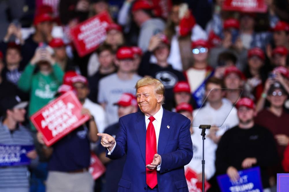 El expresidente estadounidense y candidato presidencial republicano Donald Trump hace un gesto al abandonar el escenario después de un mitin de campaña en el Bryce Jordan Center en State College, Pensilvania, el 26 de octubre de 2024. Foto de Charly TRIBALLEAU / AFP,image_description:Republican presidential candidate Donald Trump delivers remarks at campaign event