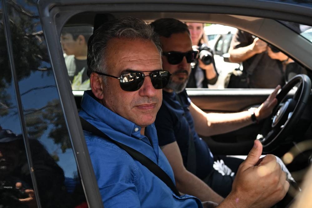 El candidato presidencial uruguayo por el partido Frente Amplio, Yamandu Orsi hace un gesto con el pulgar hacia arriba al salir de sufragio durante las elecciones presidenciales y legislativas en Canelones, Uruguay, el 27 de octubre de 2024.  (Foto de Eitan ABRAMOVICH / AFP)