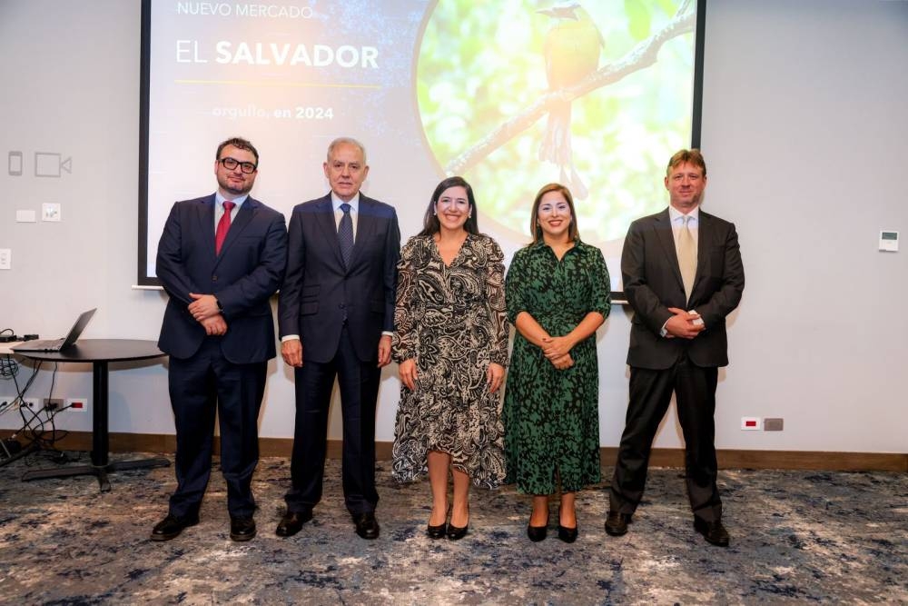 La ministra de Economía, María Luisa Hayem, dio la bienvenida a la nueva calificadora de riesgo en el país. / Cortesía. ,image_description: