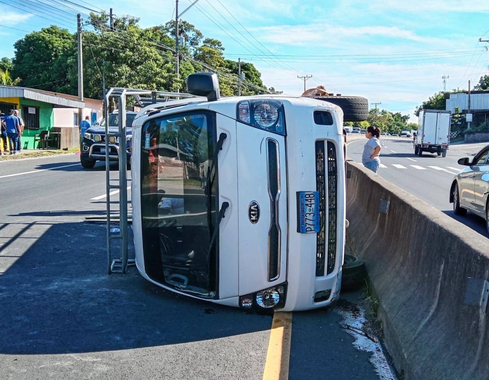 Según la policía, el conductor del camión perdió el control y volcó. /PNC.,image_description: