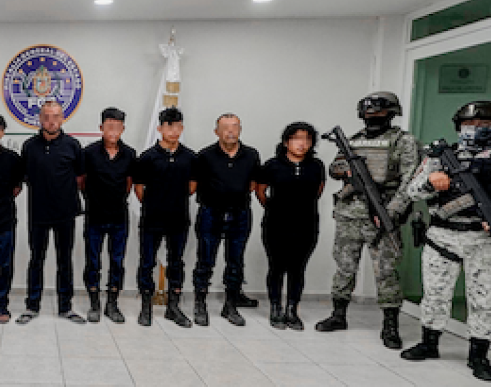 Foto difundida por la Fiscalía de Guerrero con los detenidos, al extremo derecho, la mujer identificada como salvadoreña.,image_description: