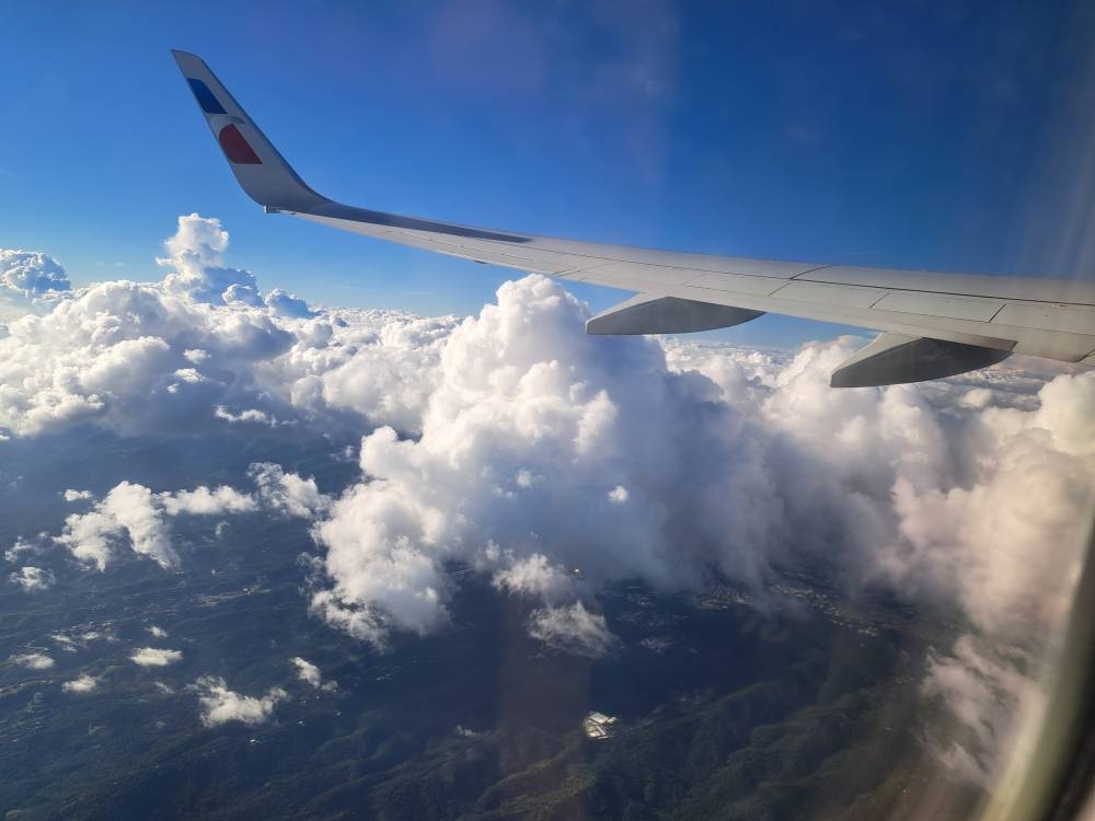 Cuando el avión atraviesa nubes puede sentirse turbulencia. / Iliana Cornejo.,image_description: