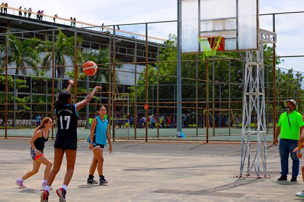 El baloncesto es parte de los deportes que se realizan en el festival. / Dirección de Integración