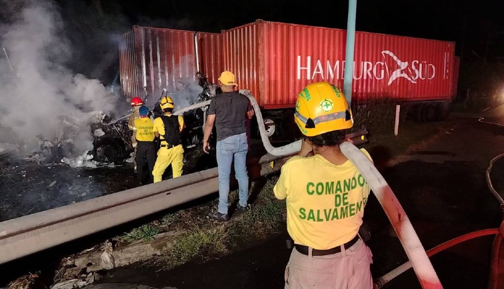 El incendio ocurrió en el cantón San Julián, en la ciudad de Acajutla. /Comandos de Salvamento n,image_description: