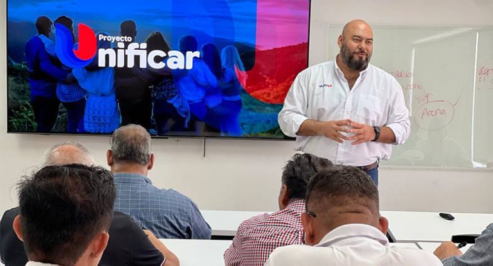 Presidente del Coena, Carlos Garciu0301a Saade, en reunión con directores departamentales del partido de derecha. / ARENAOFICIAL,image_description: