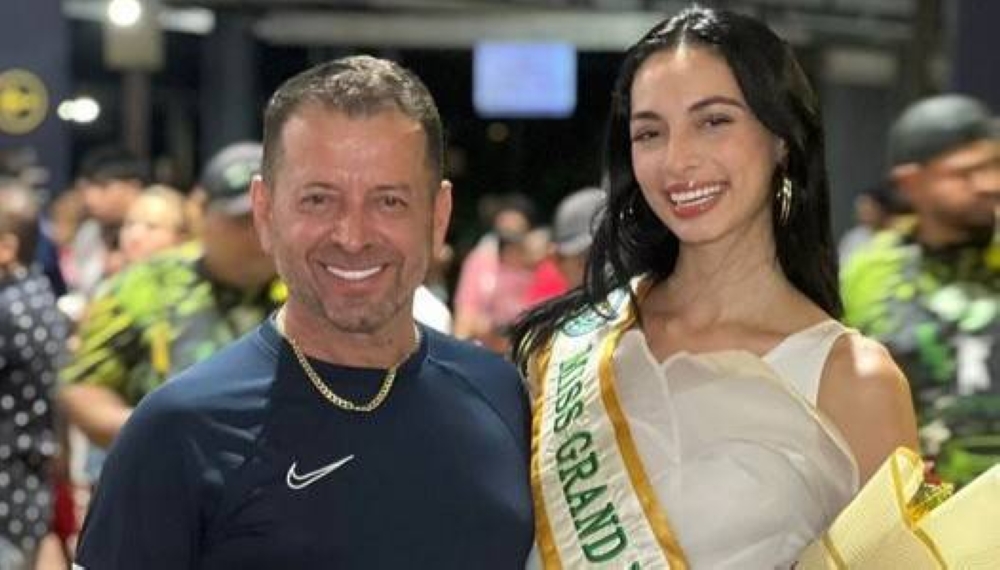 El director Francisco Cortez junto a la Miss El Salvador Grand, Giulia Zanoni.,image_description: