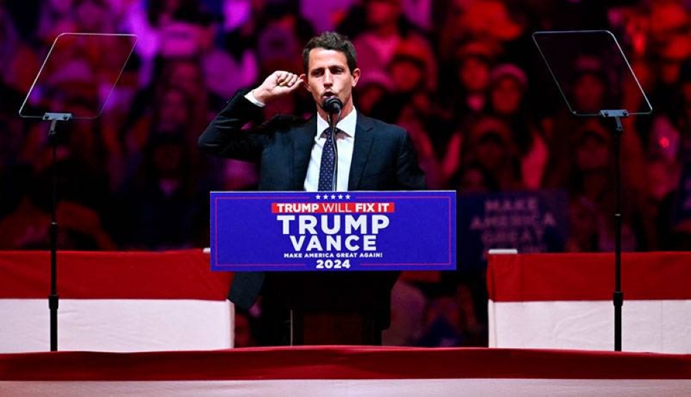 El comediante Tony Hinchcliffe lanzu00f2 durás palabras en contra de Puerto Rico en el último mitin de Donald Trump en el Madison Square de Nueva York. / AFP ,image_description: