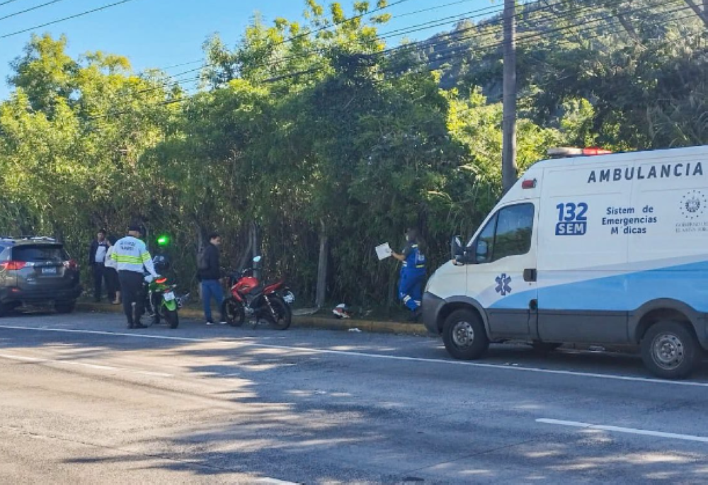 Un menor de edad de 17 años resultó lesionado tras accidente de tránsito en la carretera a Comalapa/ Foto cortesía SEM.,image_description: