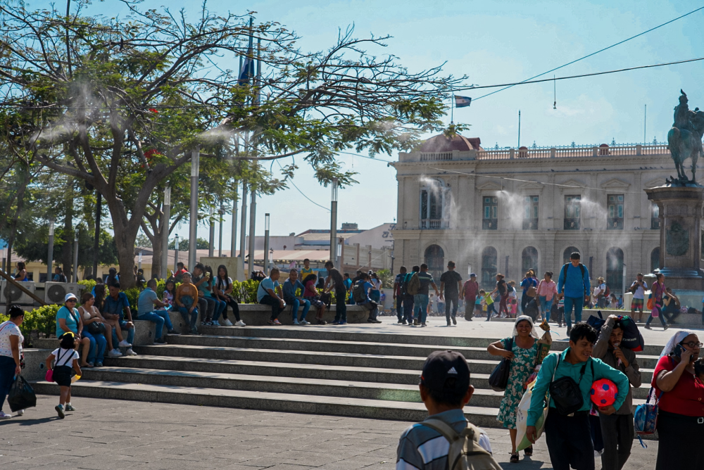 A partir de mayo de 2024, las alcaldías se redujeron de 262 a 44. San Salvador junto a Ayutuxtepeque, Mejicanos, Ciudad Delgado y Cuscatancingo son los cinco distritos de San Salvador Centro. / DEM.,image_description: