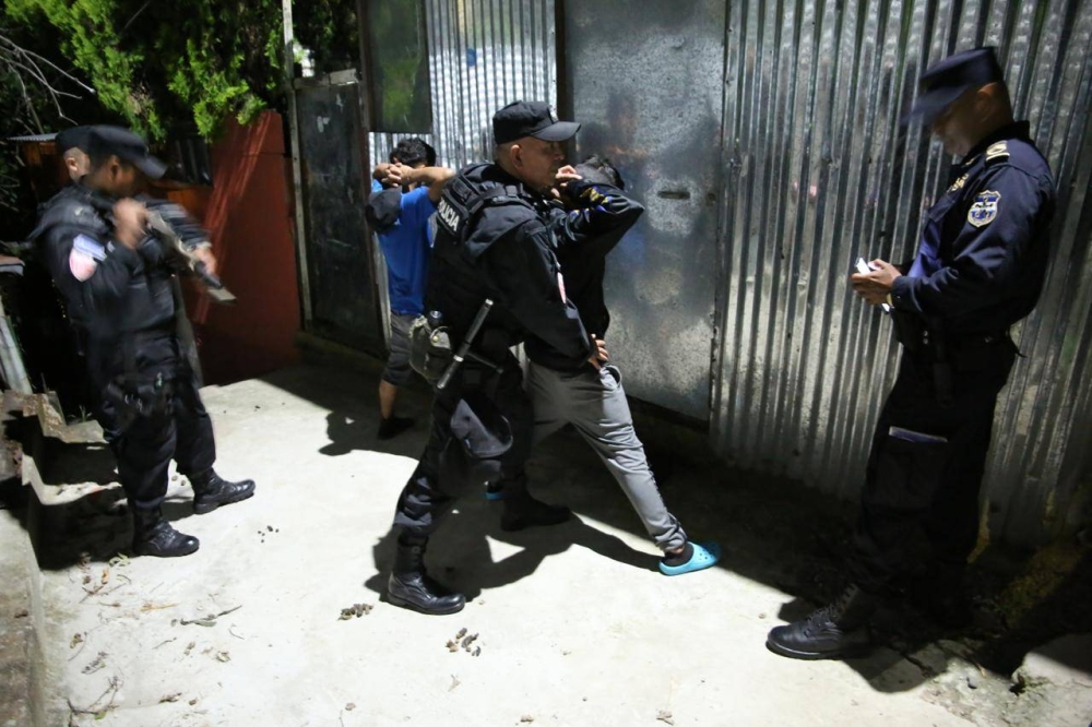 Al menos tres personas fueron detenidas en el primer día del cerco de la colonia 10 de Octubre de San Marcos,image_description: