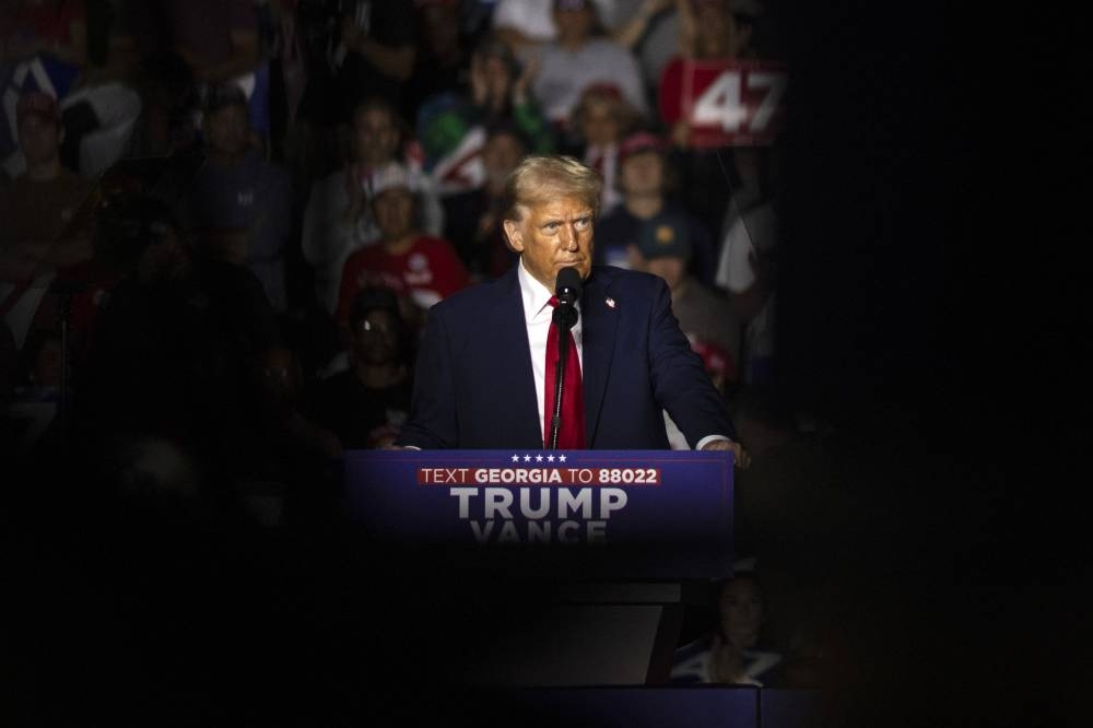 El expresidente estadounidense y candidato presidencial republicano Donald Trump habla durante un mitin de campaña en el Pabellón McCamish en Atlanta, Georgia, el 28 de octubre de 2024. Foto de CHRISTIAN MONTERROSA / AFP,image_description:Republican presidential candidate Donald Trump holds campaign rally