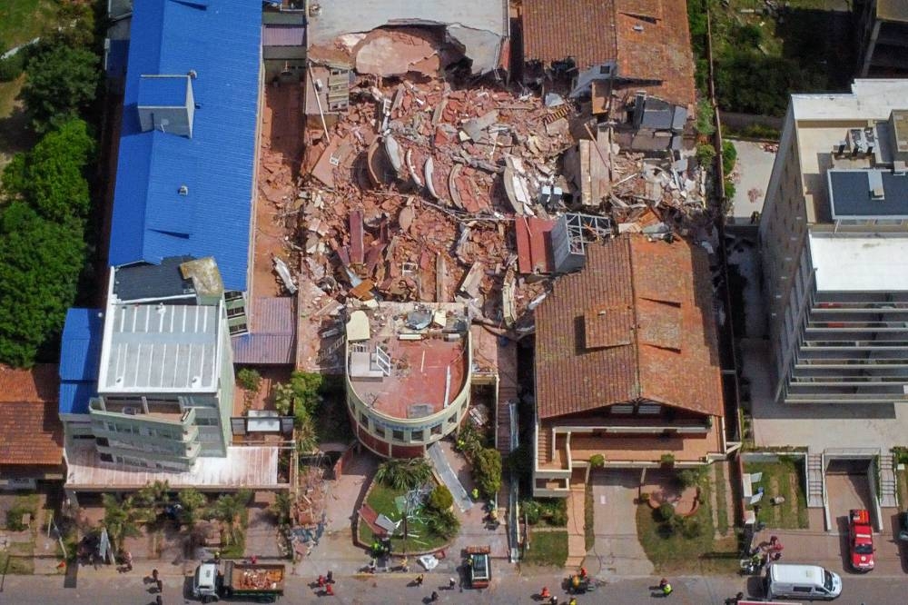 Vista aérea del Hotel Dubrovnik luego de su derrumbe en la localidad costera de Villa Gesell, provincia de Buenos Aires, el 29 de octubre de 2024. Foto STRINGER / AFP,image_description: