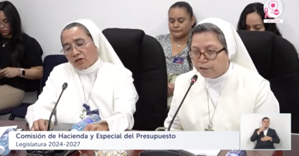 Sor Celestina Isabel Somoza Gutiérrez, representante legal del Instituto Hermanas Somascas y Sor Paula Barrera, rectora de Instituto. / Imagen de video Asamblea Legislativa.,image_description: