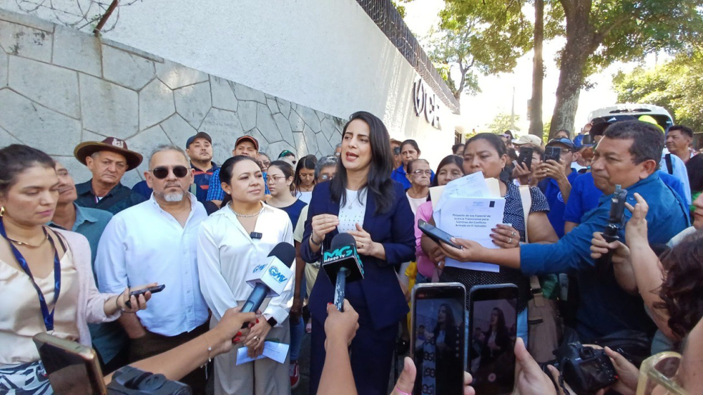 Organizaciones, víctimas del conflicto armado y Claudia Ortiz, de Vamos, entregaron un nuevo proyecto de Ley de justicia transicional. / Jessica Guzmán.,image_description: