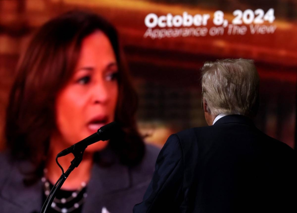 El expresidente Donald Trump observa un video de la vicepresidenta Kamala Harris el 11 de octubre en Grand Sierra Resort, Nevada, en su campaña. / AFP.,image_description:Donald Trump Holds Presidential Campaign Rally In Reno, Nevada